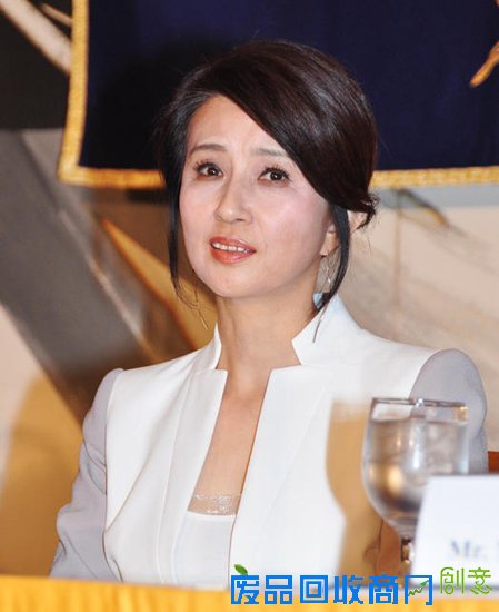60岁女星与34岁老公离婚 “姐弟恋”为何难维持？