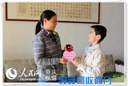为爱写诗自制钻戒……巴蜀娃创意节日礼物献长辈