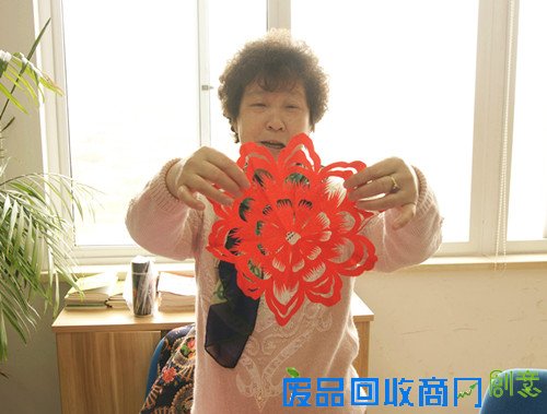 巧手剪春 乐在高邮 青岛市八大湖街道剪纸班开课