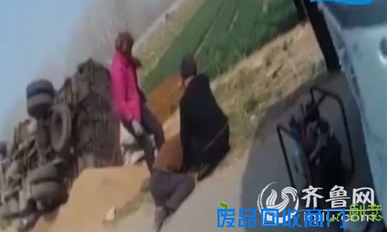 为了尽快救出被压农民，大家找来了挖掘机，把侧翻在农田里的大粪挖开后，才把老人抬了出来。（视频截图）