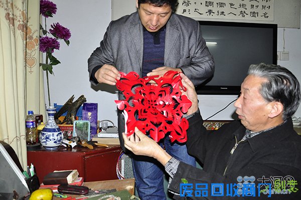 巧手剪出二十四孝图 弘扬孝亲文化