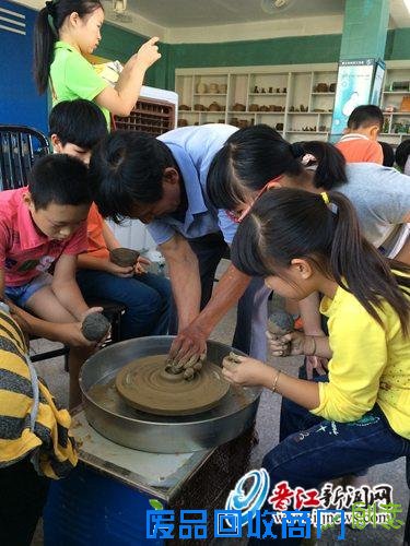 捏泥塑 学拉坯 磁灶岭畔四点钟学校开设制陶课－晋江群众路线网