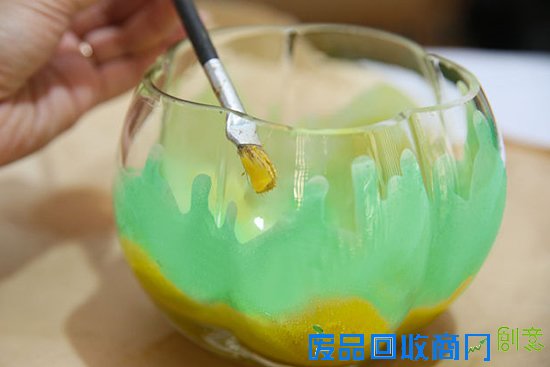 用画笔对花瓶上面