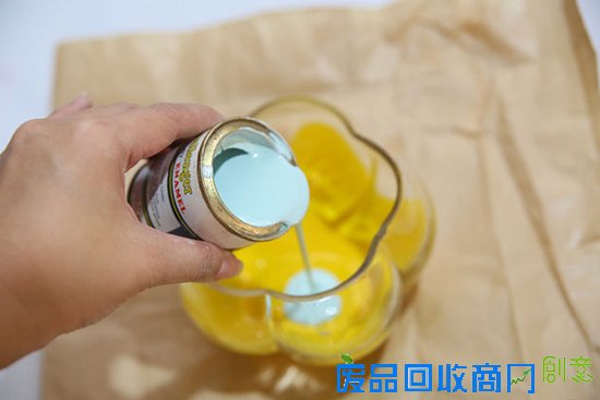 底层的颜料干透之后倒入第二层