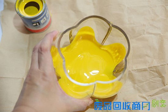 花瓶底部平铺一层颜料