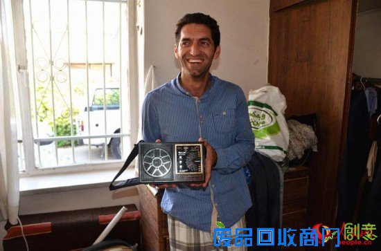 收音机是瑟鲁斯家里的第一个中国制造商品。摄影 贾兴鹏