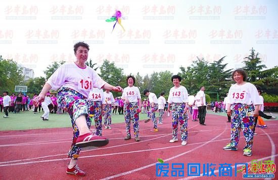 地滚球、吊瓶跑、套圈、定向投篮、踢毽子等一系列趣味性的比赛，让社区居民开心不已。近日，李沧区永安路街道在春雨小学内举办了一场别开生面的趣味运动会，来自8个社区的600多名居民参加比赛，年龄最大的已经80多岁，居民们通过体育锻炼搭建了一个快乐交流平台。记者