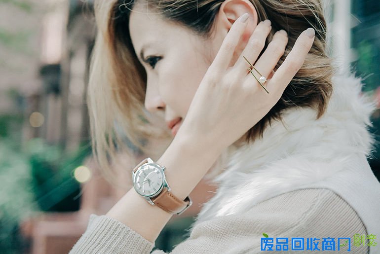 金属和珍珠搭配的首饰很美，没有耳洞也可以