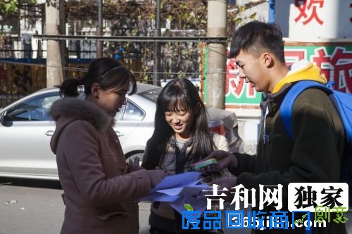 闭症儿童做手工皂 吉林财经大学学生帮助义卖