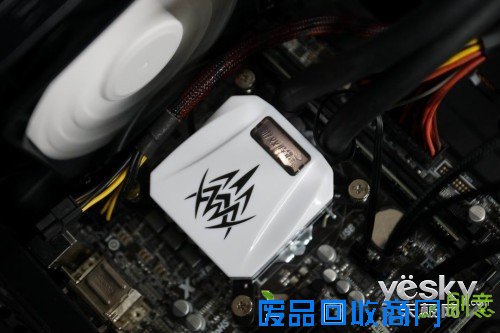 游戏悍将暴风LD240水冷头通电后展示