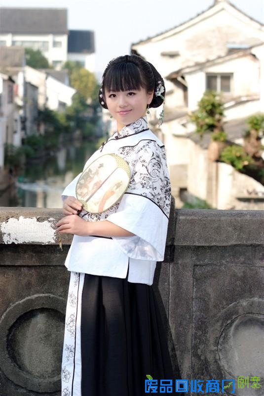 27岁镇团委书记自费拍古风唯美写真 香雪梅海间为当地代言
