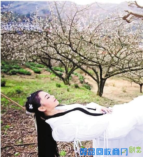 27岁镇团委书记自费拍古风唯美写真 香雪梅海间为当地代言