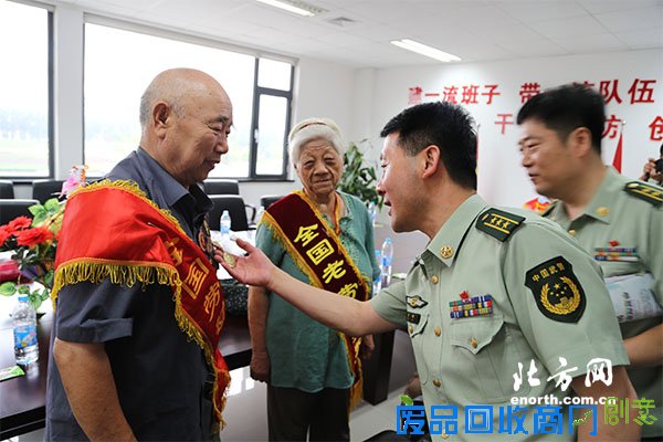 劳动模范建军节前进军营慰问 ：延安精神代代传