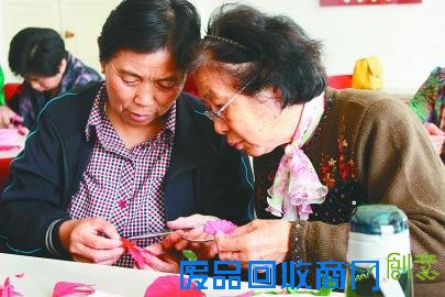 20余名居民手工制作康乃馨