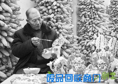 胡深在制作凤翔泥塑