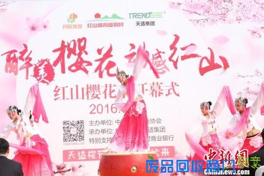 图为开幕式展示水秀击鼓。　崔佳明　摄