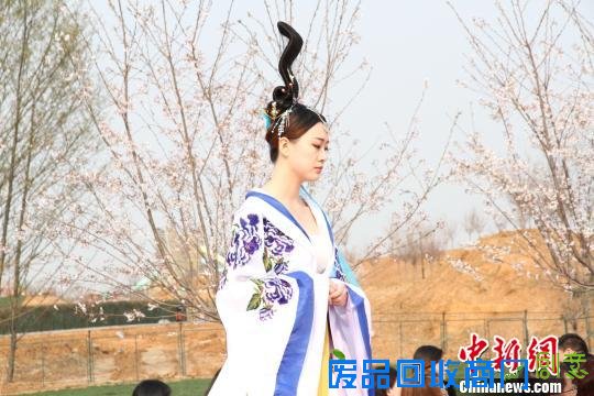 图为超然脱俗的美女邂逅璀璨的樱花，相互辉映，令人赏心悦目。　崔佳明 摄