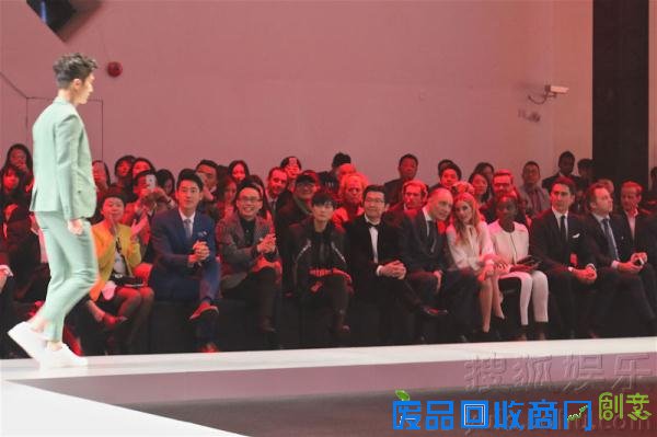 李宇春混搭造型看秀盛一伦赞黄晓明会照顾人