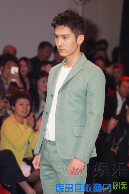 李宇春混搭造型看秀盛一伦赞黄晓明会照顾人