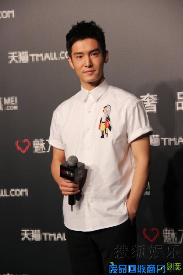 李宇春混搭造型看秀盛一伦赞黄晓明会照顾人