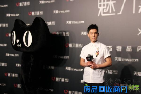 李宇春混搭造型看秀盛一伦赞黄晓明会照顾人