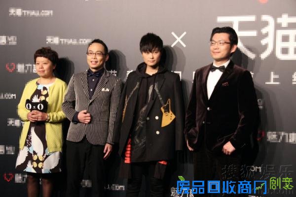 李宇春混搭造型看秀盛一伦赞黄晓明会照顾人