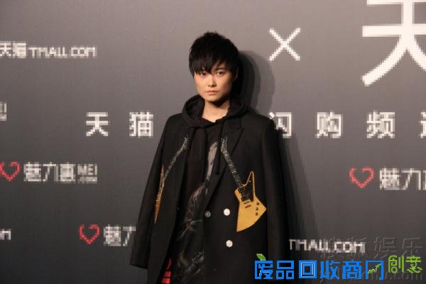 李宇春混搭造型看秀盛一伦赞黄晓明会照顾人
