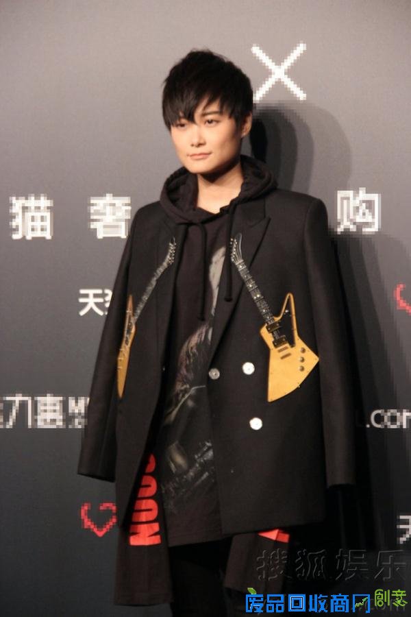 李宇春混搭造型看秀盛一伦赞黄晓明会照顾人