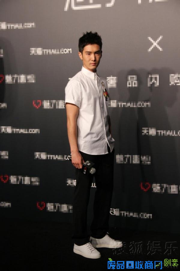 李宇春混搭造型看秀盛一伦赞黄晓明会照顾人