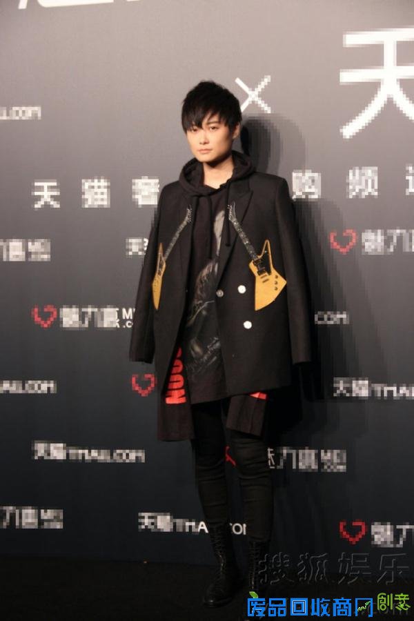 李宇春混搭造型看秀盛一伦赞黄晓明会照顾人