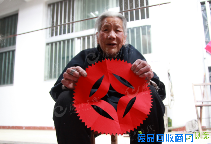 老有所好！北辛候王居90岁老人喜欢剪纸