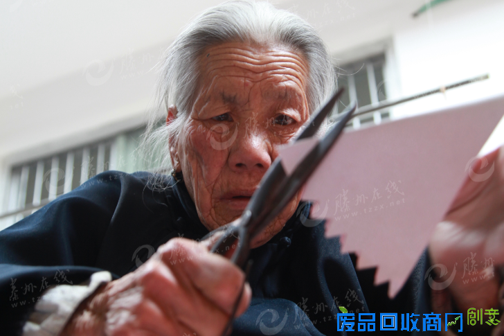 老有所好！北辛候王居90岁老人喜欢剪纸