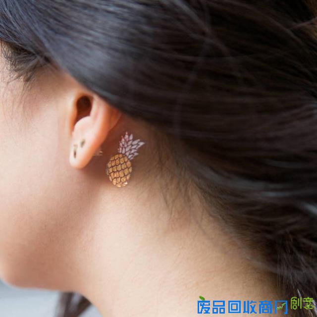 如果提到纹身你还是满脑子左青龙右白虎，你可能需要思考一下你是不是属于这个时代。而到了夏季，正好是一个妹子们露纹身的时节，除了我们常见的一些有创意的小纹身，金色的纹身贴纸正在外国妹子间悄悄走红起来，一方面是因为纹身贴纸很方便，还有一方面是因为这种金色的纹身如果搭配好了，恰好省了一大笔首饰钱！