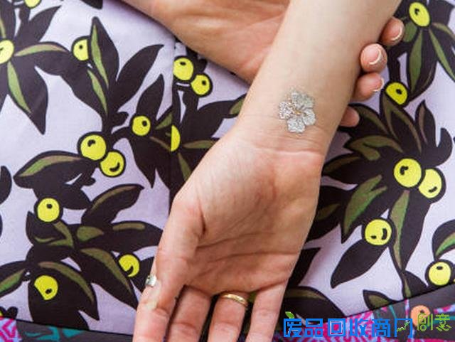 如果提到纹身你还是满脑子左青龙右白虎，你可能需要思考一下你是不是属于这个时代。而到了夏季，正好是一个妹子们露纹身的时节，除了我们常见的一些有创意的小纹身，金色的纹身贴纸正在外国妹子间悄悄走红起来，一方面是因为纹身贴纸很方便，还有一方面是因为这种金色的纹身如果搭配好了，恰好省了一大笔首饰钱！
