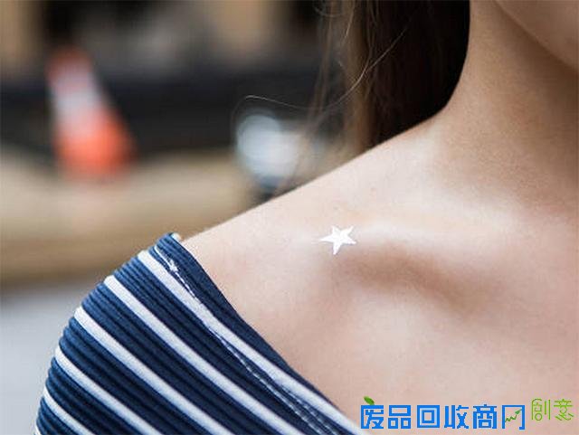 如果提到纹身你还是满脑子左青龙右白虎，你可能需要思考一下你是不是属于这个时代。而到了夏季，正好是一个妹子们露纹身的时节，除了我们常见的一些有创意的小纹身，金色的纹身贴纸正在外国妹子间悄悄走红起来，一方面是因为纹身贴纸很方便，还有一方面是因为这种金色的纹身如果搭配好了，恰好省了一大笔首饰钱！
