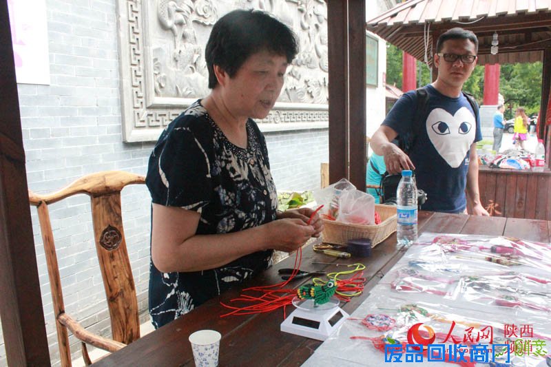 非遗传承人汪卫东的结绳香囊，源于苏州。古时将香料或美玉置于香囊，佩于腰间。和冰 摄