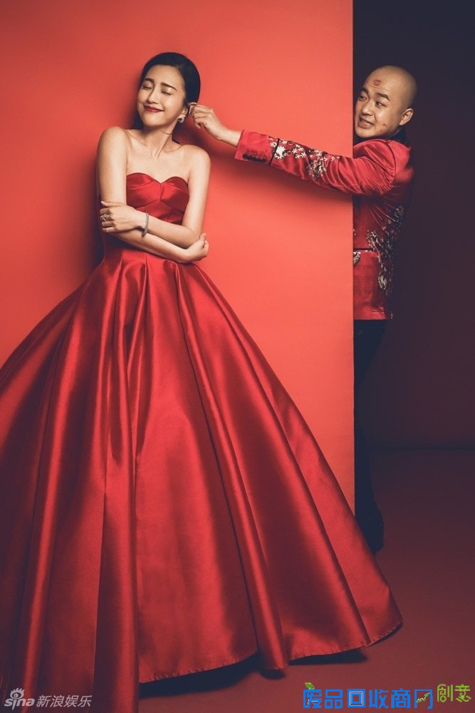 包贝尔包文婧婚纱照曝光 烈焰红唇上演湿吻