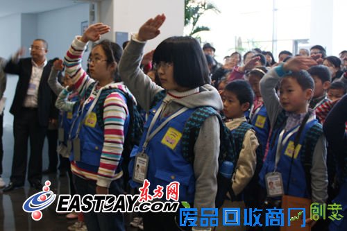 缅怀科学巨星 科技传播学会小记者向钱学森铜