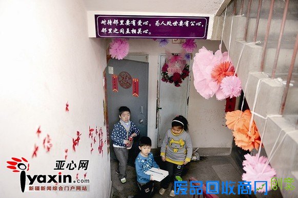 楼道里的宣传语和装饰品。图/记者 张万德