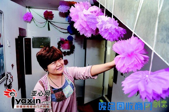 3月16日，王海霞清扫单元楼道装饰品上的灰尘。图/记者 张万德