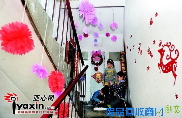 孩子们在楼道里玩耍。图/记者 张万德