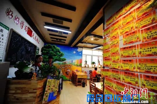 兰州创意“教室火锅”：美食里追童趣图