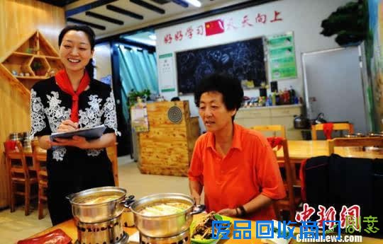 兰州创意“教室火锅”：美食里追童趣图