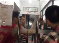 广州一高档小区十余业主称被物管锁住