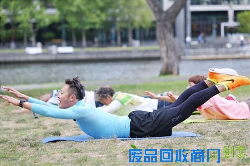 印小天展超强运动天赋 客串健身教练机智逗比