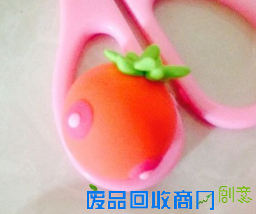 步骤5:粘到西红柿上，作西红柿蒂