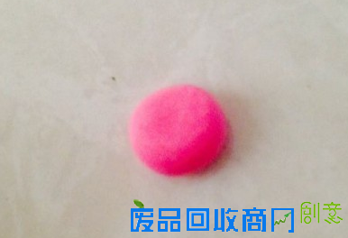 步骤6:搓玫红色小圆，压扁