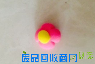 步骤8:搓黄色小圆片，粘到花瓣上