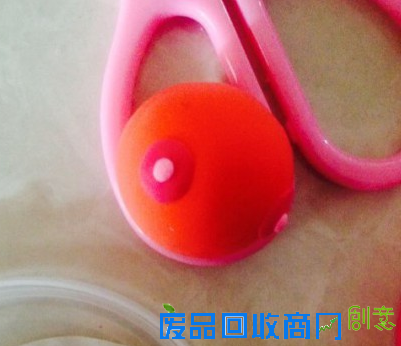 步骤3:搓白色圆片，粘到紫色圆片上