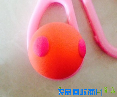 步骤2:搓两个玫红色小圆，压扁，粘到红色圆球上